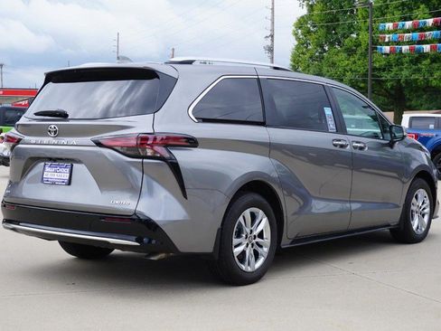 Used 2026 Toyota Sienna Limited FWD image 3