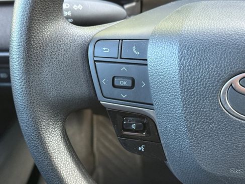 Used 2025 Toyota Camry LE image 28