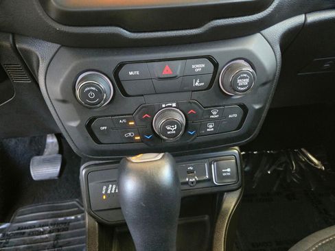 Used 2023 Jeep Renegade Latitude AWD/4WD image 19