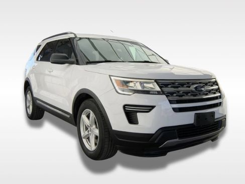 Used 2018 Ford Explorer XLT FWD image 2