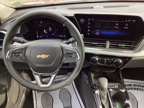 Used 2025 Chevrolet Trax LT w/ LT Convenience Package image 19