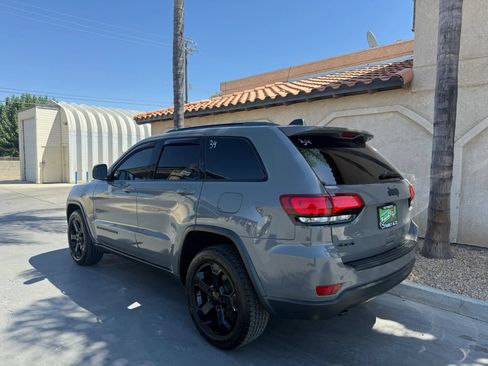 Used 2019 Jeep Grand Cherokee Laredo AWD/4WD image 6
