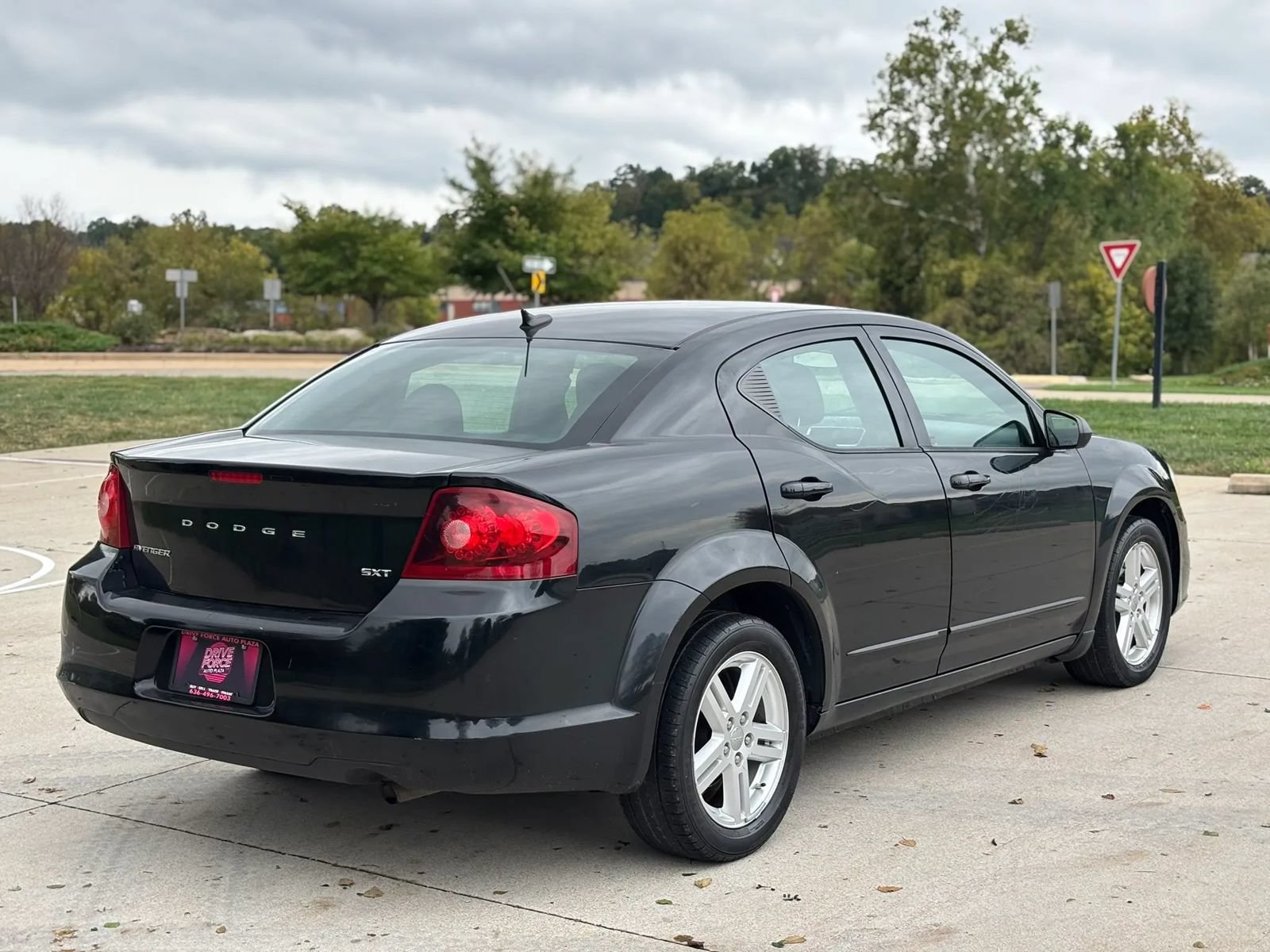 Used 2012 Dodge Avenger SXT FWD image 5