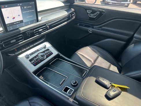 Used 2023 Lincoln Aviator AWD w/ Premium Package image 18