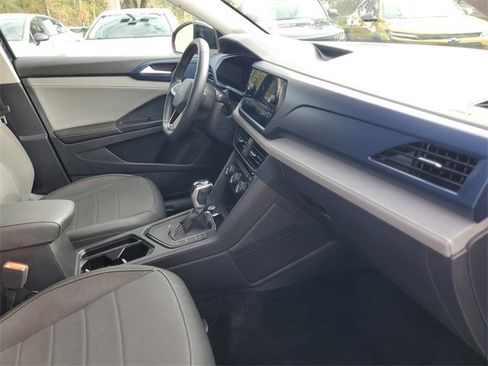 Used 2024 Volkswagen Taos SE image 33