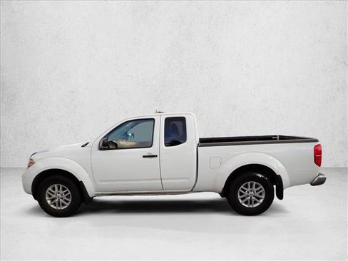 Used 2018 Nissan Frontier SV image 2