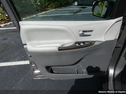 Used 2017 Toyota Sienna XLE FWD image 41