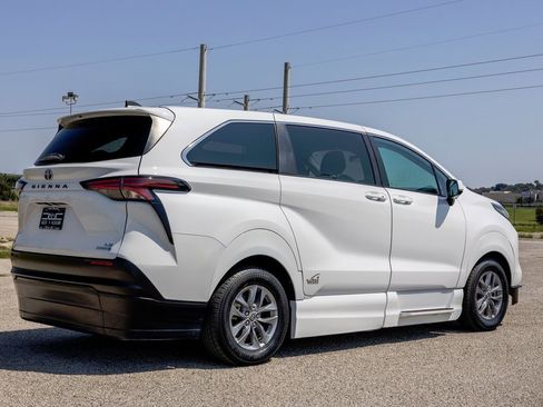 Used 2022 Toyota Sienna LE image 7