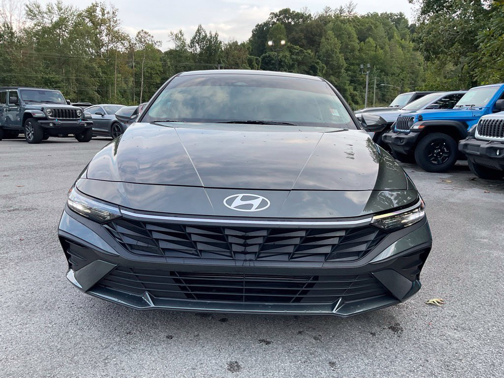 Used 2026 Hyundai Elantra SE w/ Cargo Package FWD image 2