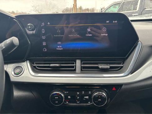 Used 2025 Chevrolet Trax LT w/ Sunroof Package image 21