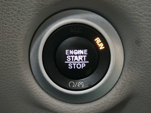 Used 2019 Chrysler Pacifica Touring-L FWD image 18