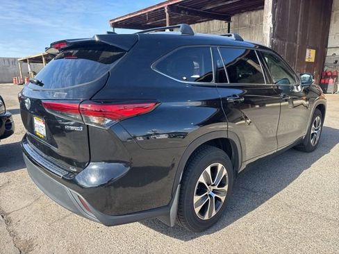 Used 2022 Toyota Highlander XLE AWD/4WD image 5