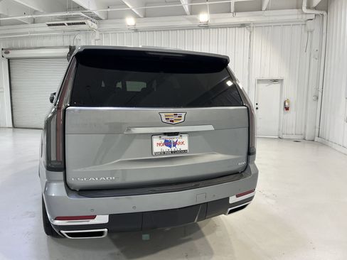 Used 2025 Cadillac Escalade Premium Luxury image 4