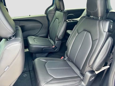 New 2027 Chrysler Pacifica Select FWD image 17