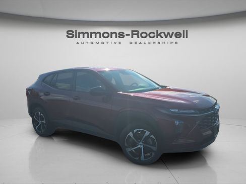 Used 2024 Chevrolet Trax RS w/ Sunroof Package image 3