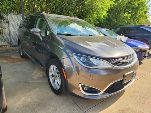 Used 2017 Chrysler Pacifica Touring-L w/ Tire & Wheel Group FWD image 3