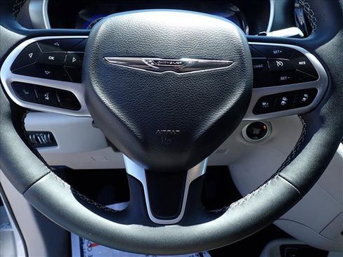 Used 2024 Chrysler Pacifica Touring-L FWD image 19