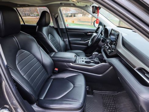 Used 2020 Toyota Highlander XLE image 45