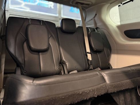 Used 2019 Chrysler Pacifica Touring-L FWD image 9