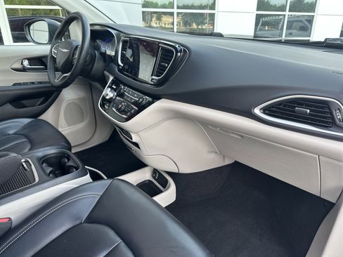 Used 2023 Chrysler Pacifica Touring-L FWD image 32
