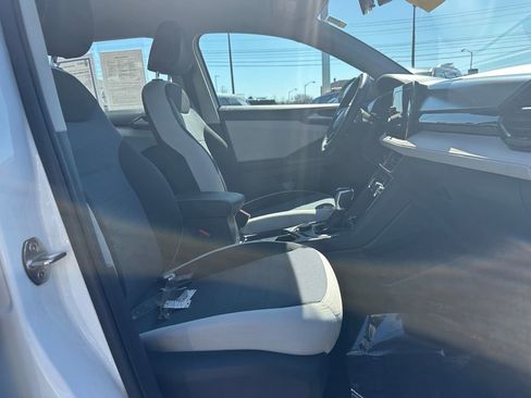 Used 2025 Volkswagen Taos S AWD/4WD image 19