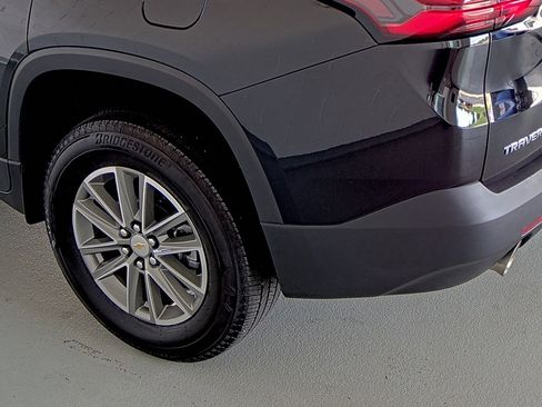 Used 2023 Chevrolet Traverse LT image 9