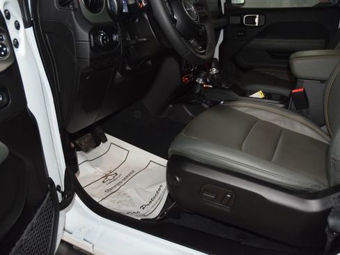Used 2025 Jeep Gladiator Mojave AWD/4WD image 34
