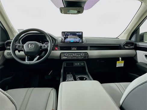 New 2025 Honda Pilot Touring image 16