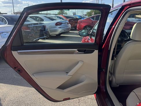 Used 2018 Volkswagen Passat 2.0T SE FWD image 21