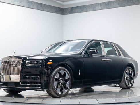 Used 2024 Rolls-Royce Phantom Sedan w/ The Phantom Package RWD image 3