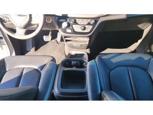 Used 2025 Chrysler Pacifica Select FWD image 24
