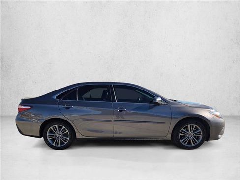 Used 2017 Toyota Camry SE image 4