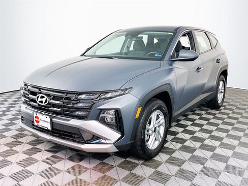 Certified 2025 Hyundai Tucson SE AWD/4WD image 3