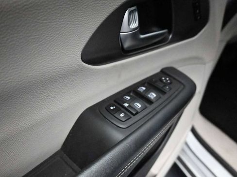Used 2023 Chrysler Pacifica Touring-L FWD image 25