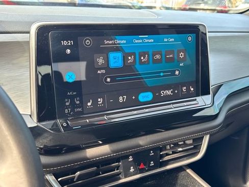 Used 2024 Volkswagen Atlas Cross Sport SE image 19