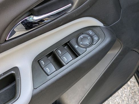 Used 2023 Chevrolet Equinox LS image 11