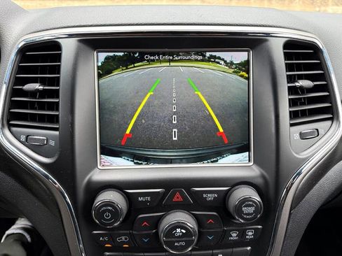 Used 2018 Jeep Grand Cherokee Laredo image 21