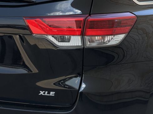 Used 2018 Toyota Highlander XLE FWD image 10
