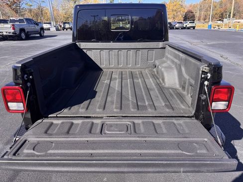 Used 2025 Jeep Gladiator Sport image 21