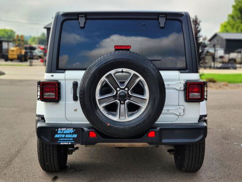 Used 2019 Jeep Wrangler Unlimited Sahara AWD/4WD image 5