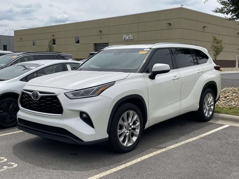 Used 2021 Toyota Highlander Limited FWD image 2