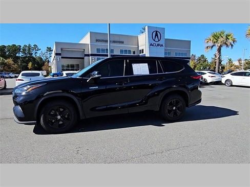 Used 2021 Toyota Highlander LE image 17