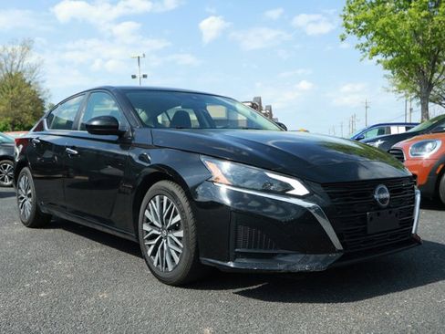 Used 2023 Nissan Altima 2.5 SV image 3