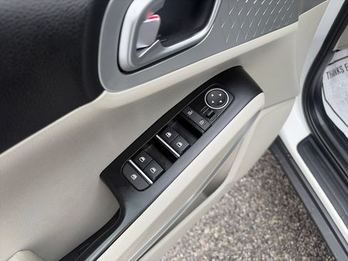 Used 2025 Kia Soul LX w/ LX Technology Package FWD image 12