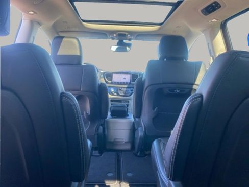 Used 2023 Chrysler Pacifica Touring-L image 36