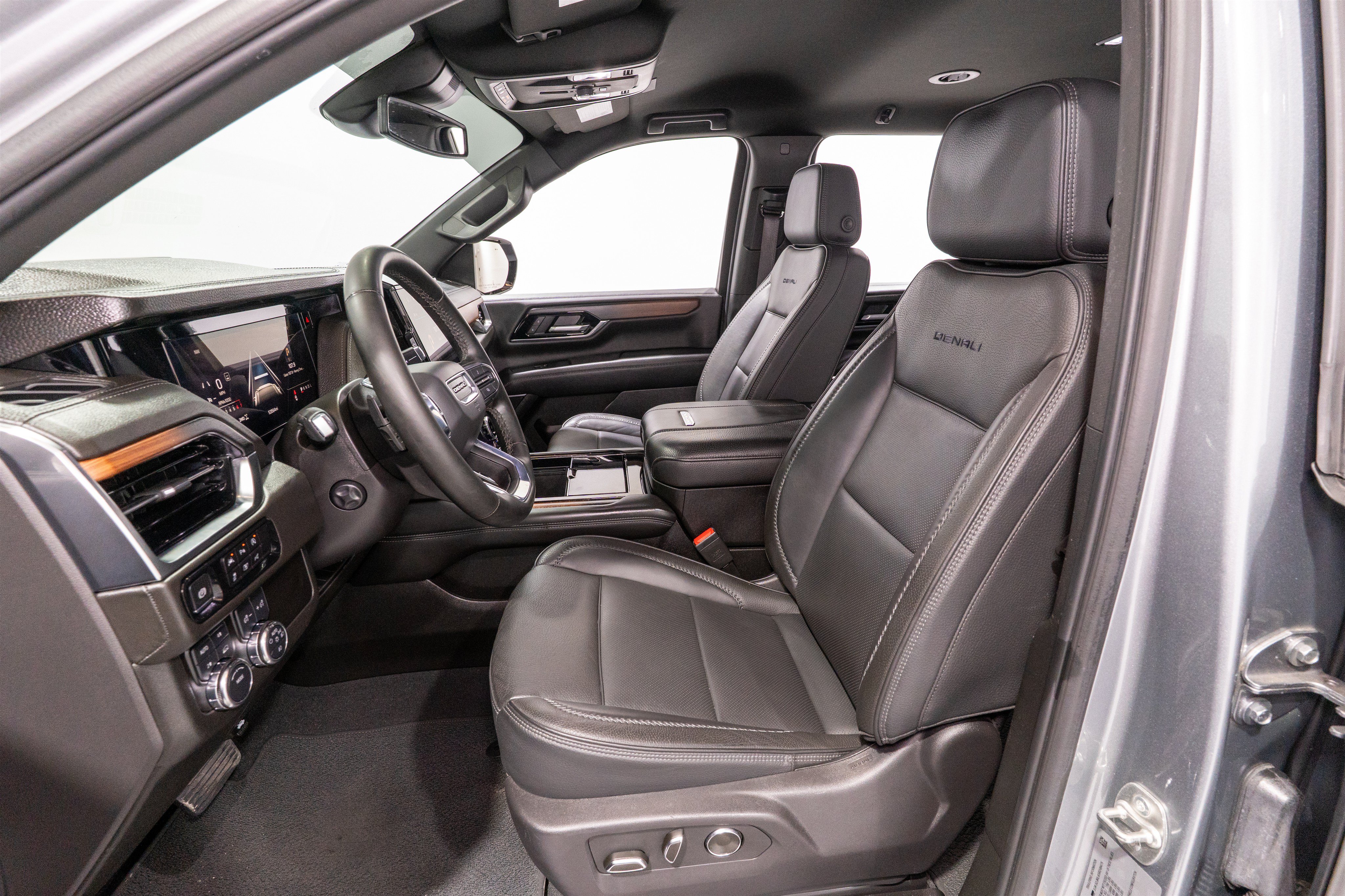 Used 2025 GMC Yukon XL Denali AWD/4WD image 15