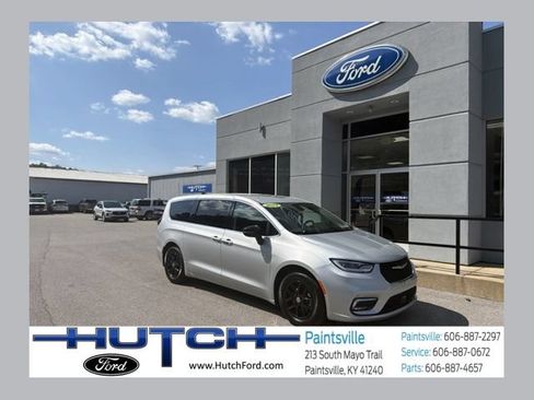 Used 2024 Chrysler Pacifica Touring-L FWD image 1