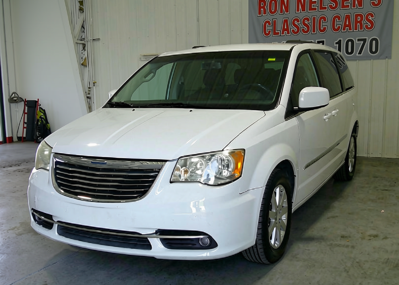 Used 2014 Chrysler Town & Country Touring FWD image 2