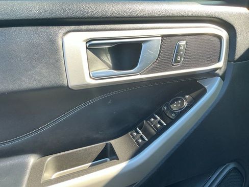 Used 2022 Ford Explorer XLT image 16