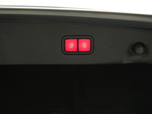 Used 2014 Mercedes-Benz E 250 BlueTEC Sedan image 16